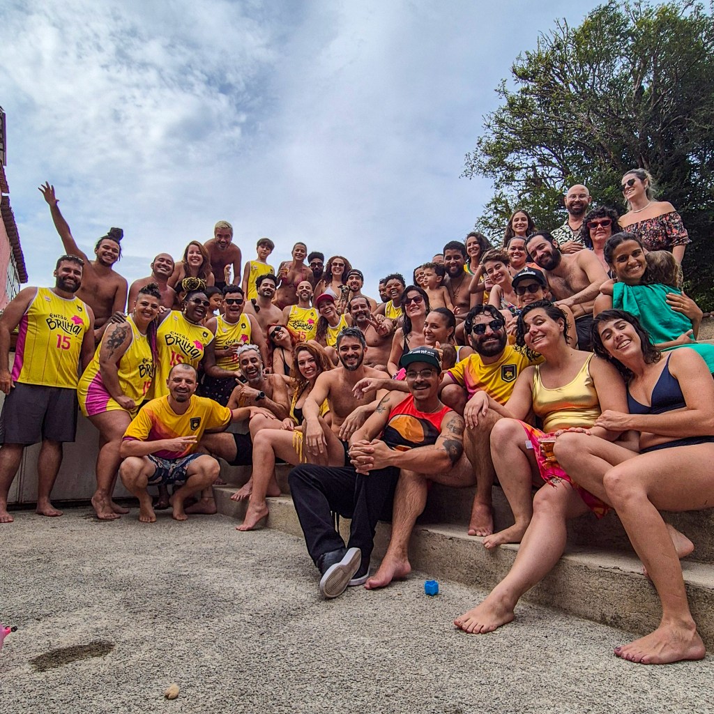 Foto em grupo de associados do Então, Brilha!
